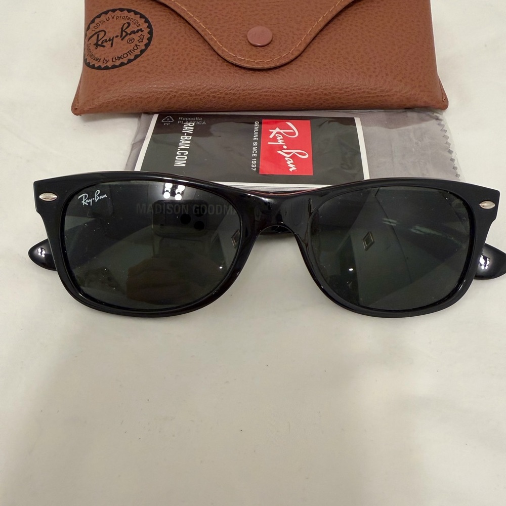 Ray-Ban Classic Black Wayfarer Sunglasses with Brown Case - Picture 2 of 7